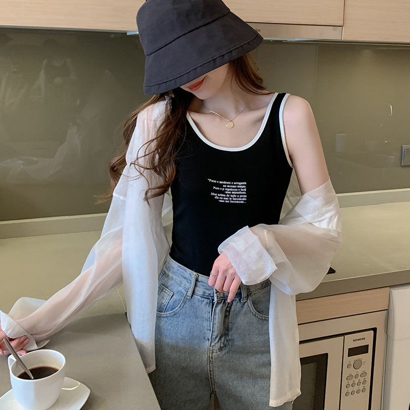 Dam tanktopp med svart kontrast och attraktivt tryck Mirla-Eva Jonsson