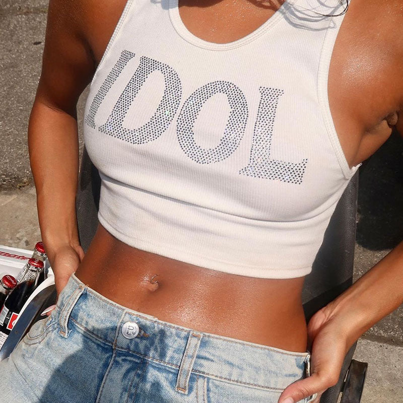 Dam trendigt Cropped Top med glänsande text och framträdande fjärilsdesign Mirla-Eva Jonsson