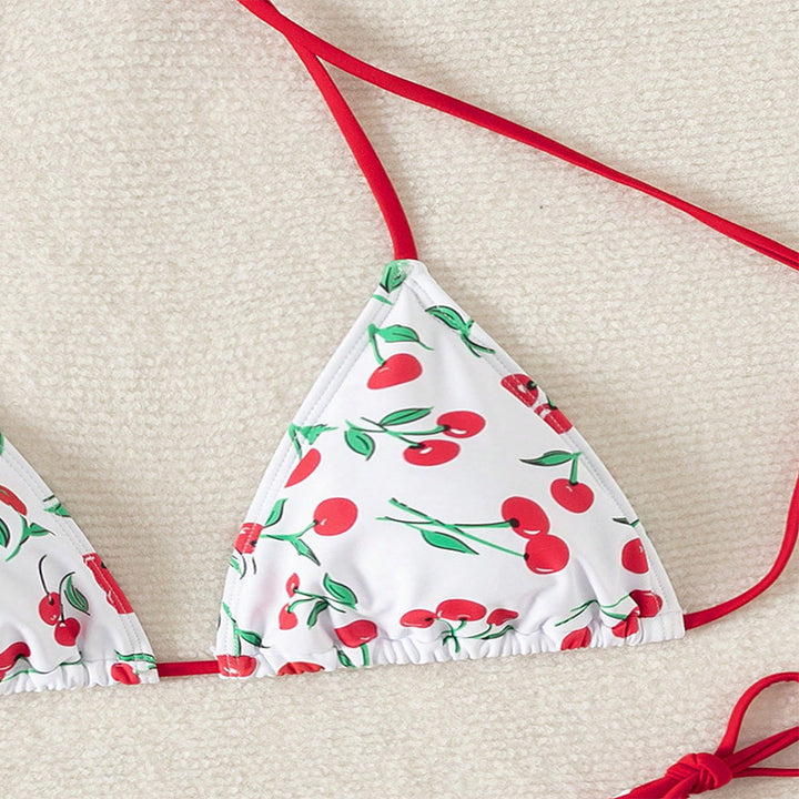 Dam triangeldesign bikini med slät körsbärsdesign och justerbara band Mirla-Eva Jonsson