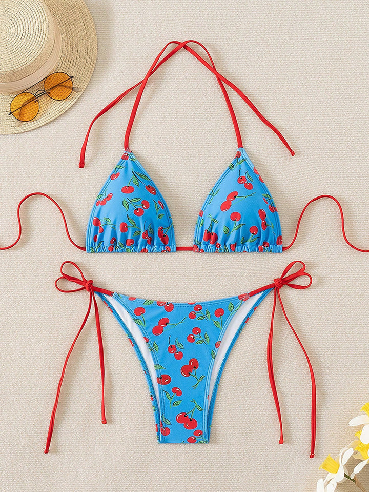 Dam triangeldesign bikini med slät körsbärsdesign och justerbara band Mirla-Eva Jonsson