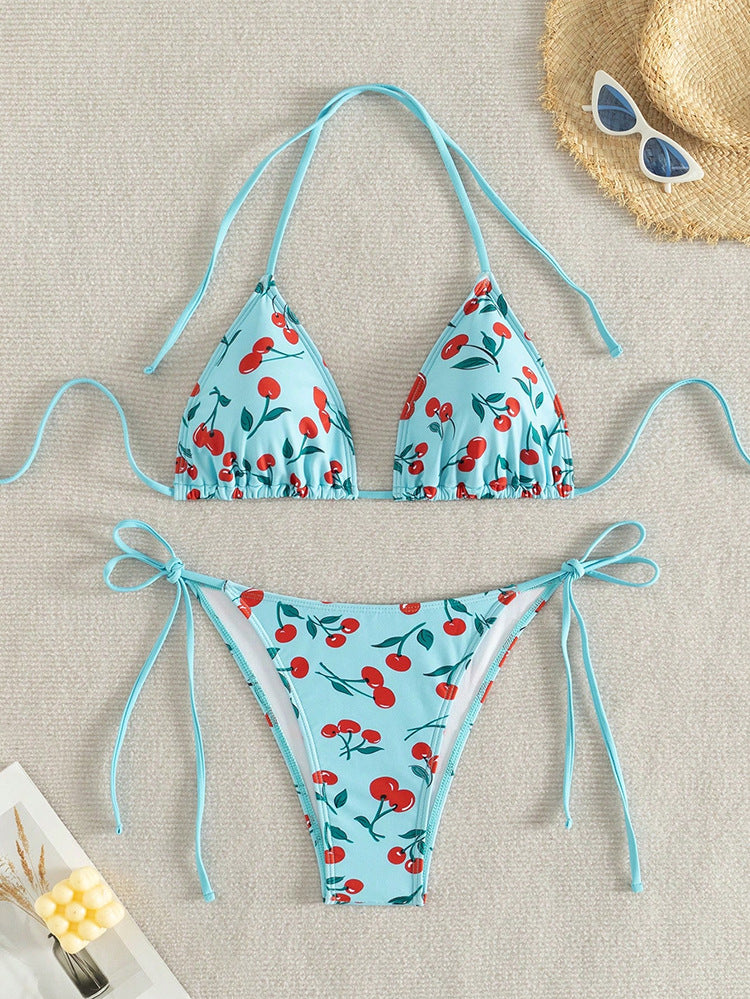 Dam triangeldesign bikini med slät körsbärsdesign och justerbara band Mirla-Eva Jonsson