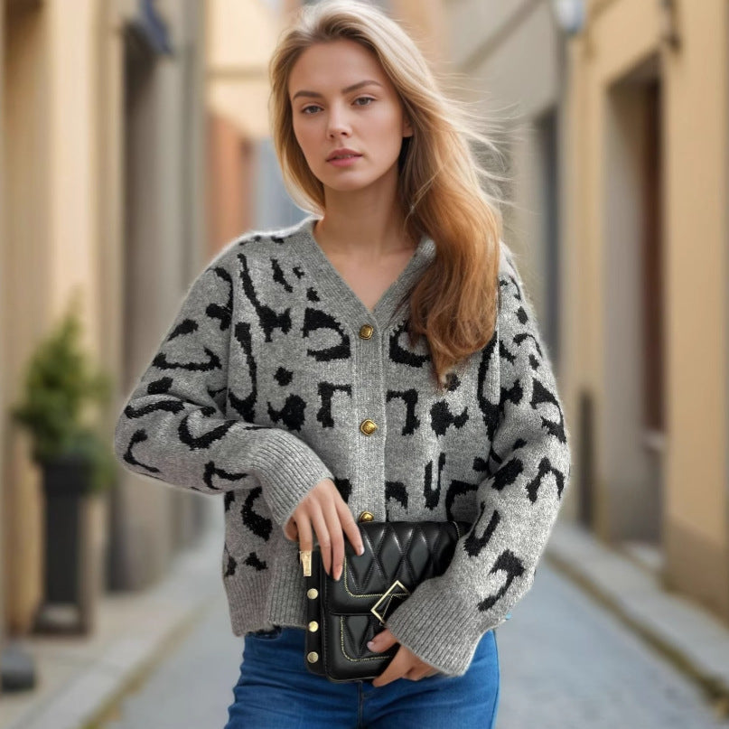 Dam trikåjacka i modern leopardmönster med knapppdetaljer Mirla-Eva Jonsson