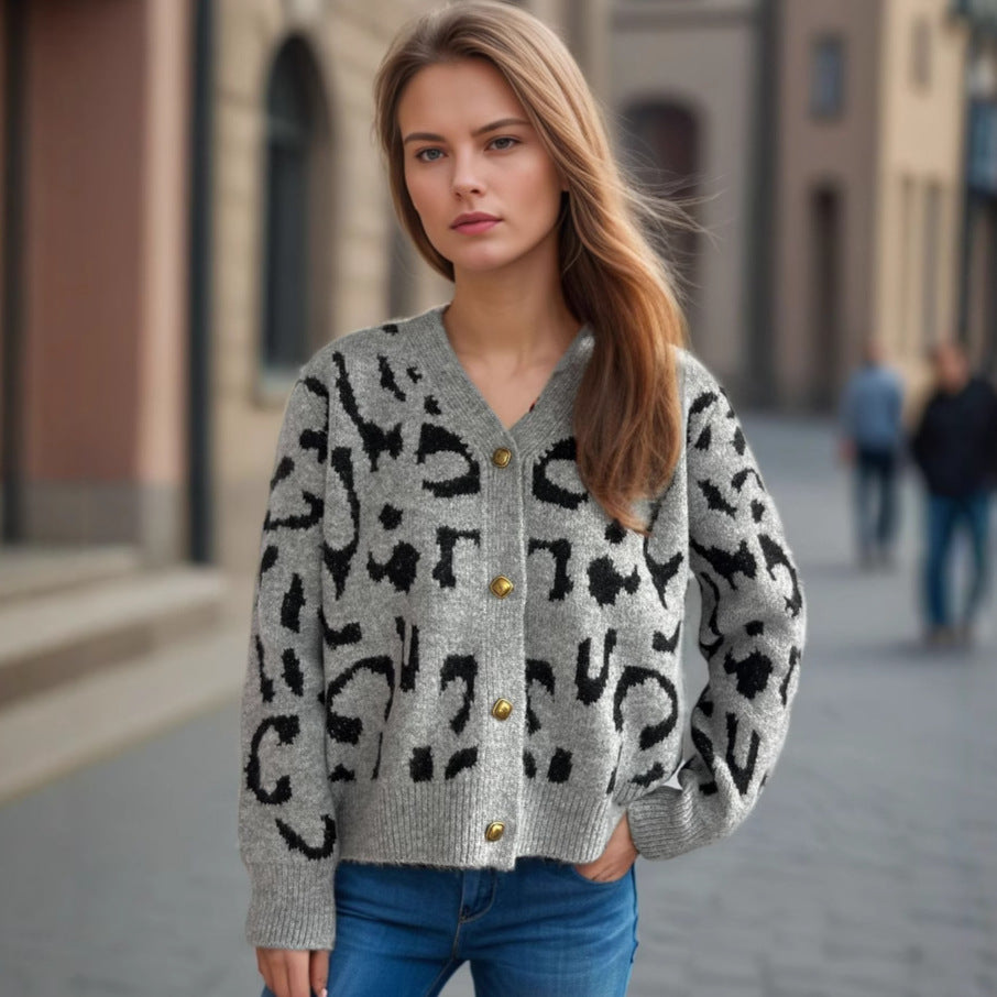Dam trikåjacka i modern leopardmönster med knapppdetaljer Mirla-Eva Jonsson