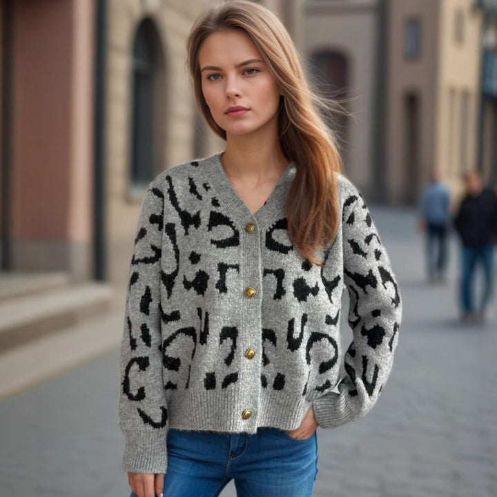 Dam trikåjacka i modern leopardmönster med knapppdetaljer Mirla-Eva Jonsson