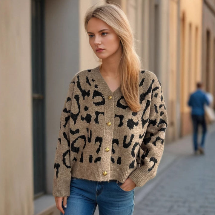 Dam trikåjacka i modern leopardmönster med knapppdetaljer Mirla-Eva Jonsson