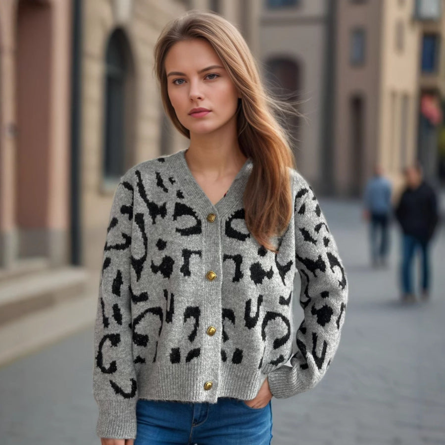 Dam trikåjacka i modern leopardmönster med knapppdetaljer Mirla-Eva Jonsson