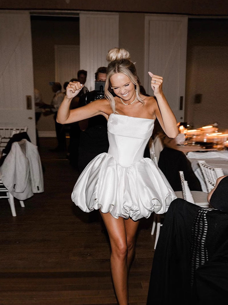 Dam volangminiklänning med off-shoulder design och voluminös kjol Mirla-Eva Jonsson
