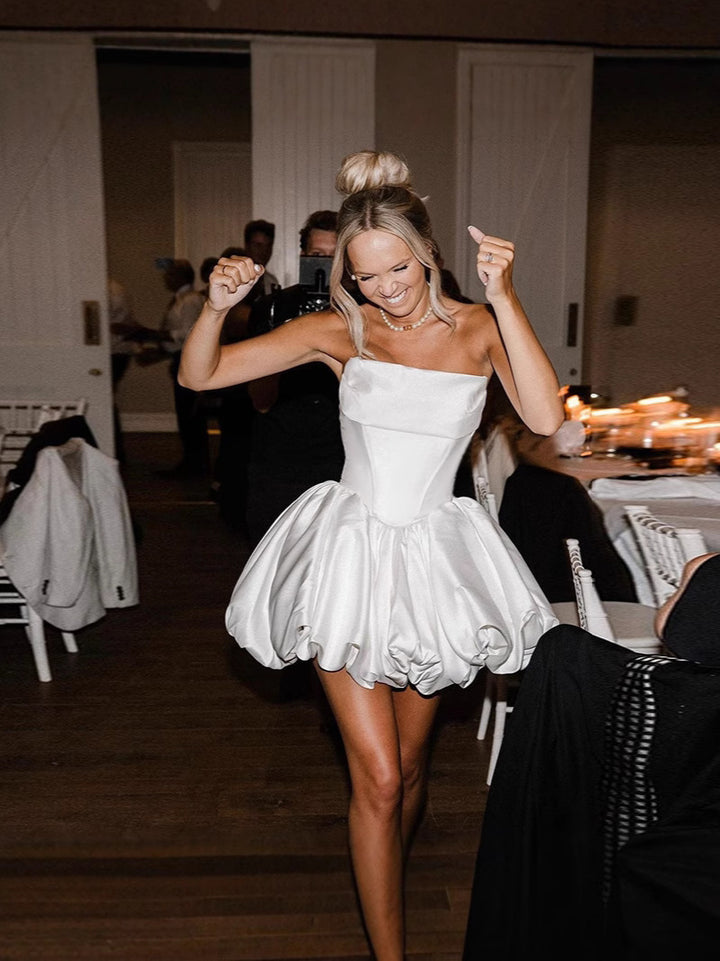 Dam volangminiklänning med off-shoulder design och voluminös kjol Mirla-Eva Jonsson