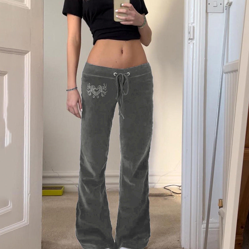 DamSweatpants i avslappnad Flared-design med trendiga broderier Mirla-Eva Jonsson