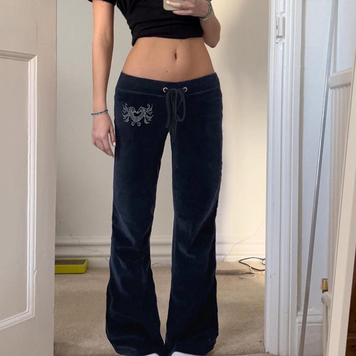 DamSweatpants i avslappnad Flared-design med trendiga broderier Mirla-Eva Jonsson