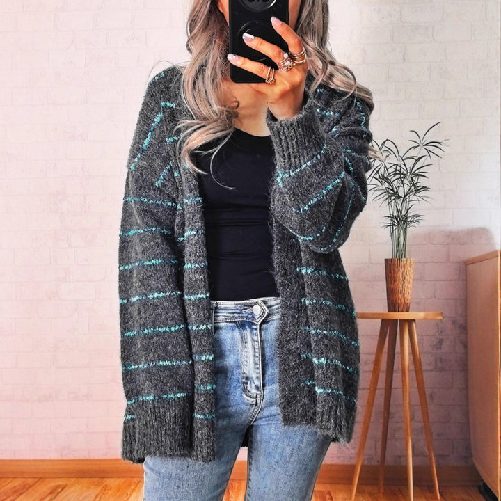 Damarnas grovstickad jacka med moda kontraststripes och eleganta knapppdetaljer Eva Jonsson-Eva Jonsson