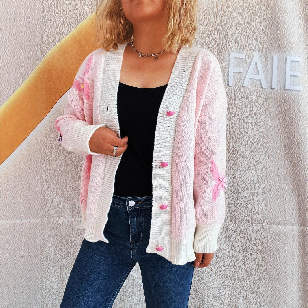 Damarnas mysiga kofta med färgglad fjärilsdesign och knappslå Mirla-Eva Jonsson