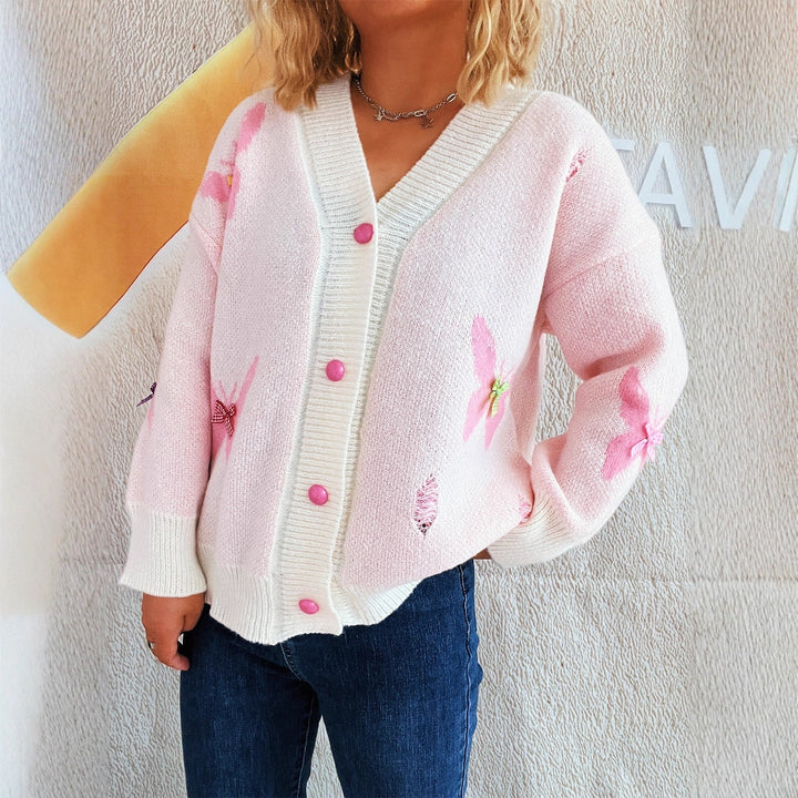 Damarnas mysiga kofta med färgglad fjärilsdesign och knappslå Mirla-Eva Jonsson