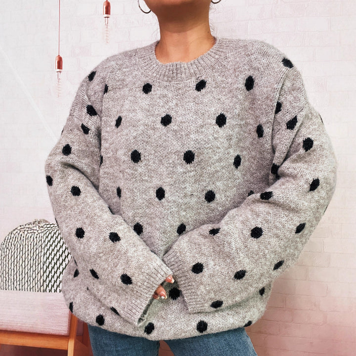 Damarnas mysiga stickade tröja med prickig design Mirla-Eva Jonsson