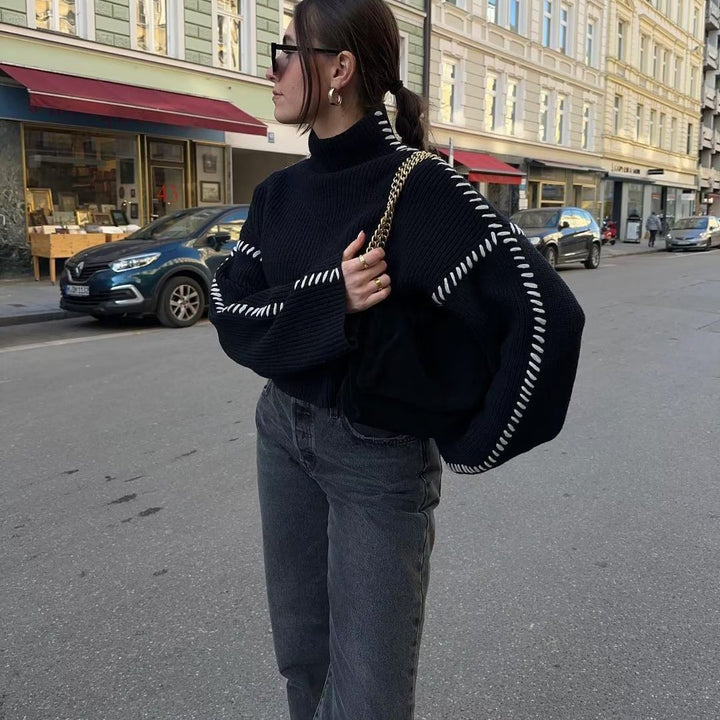 Damarnas stiliga stickade tröja med höga ärmar och dekorativ kontrastsöm Mirla-Eva Jonsson