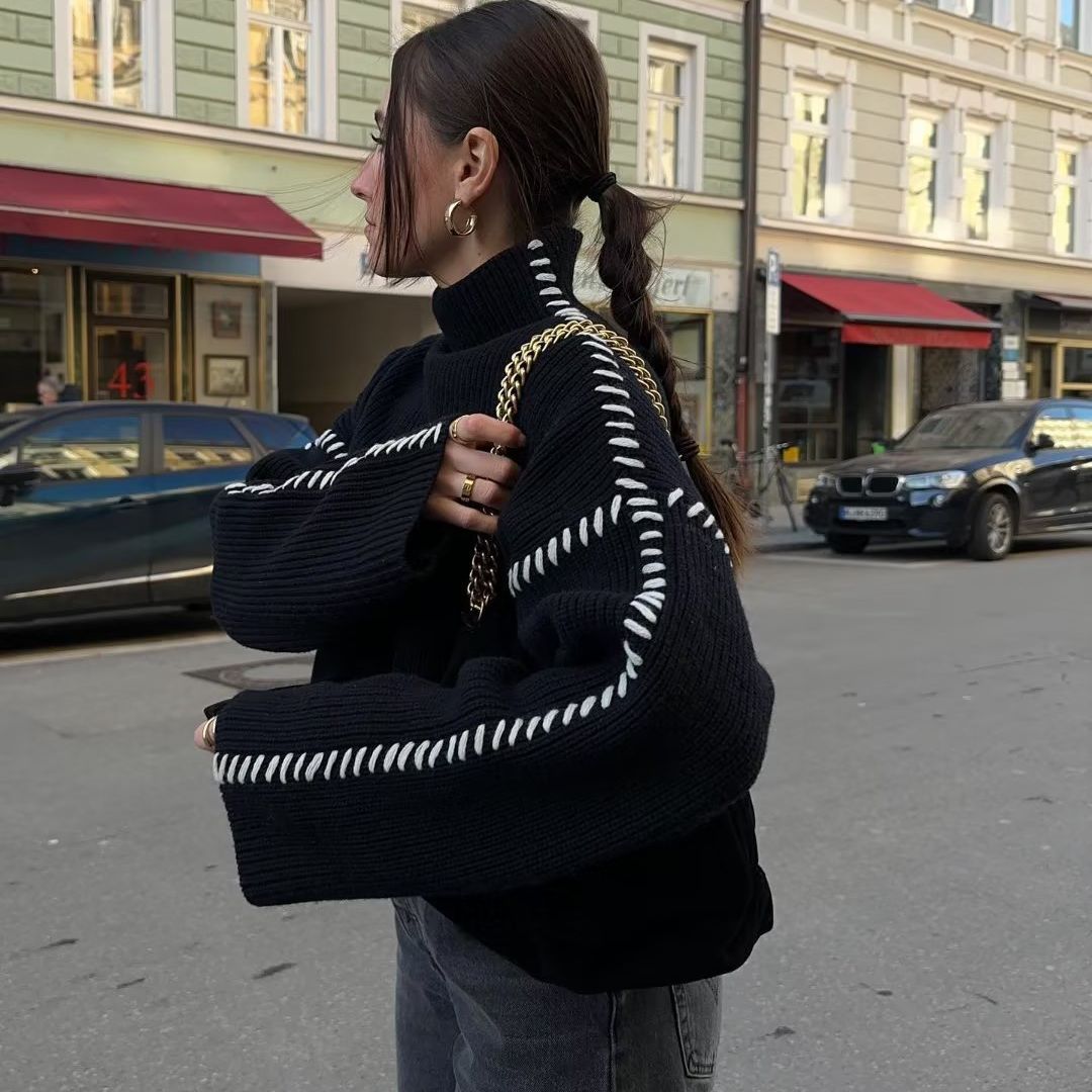Damarnas stiliga stickade tröja med höga ärmar och dekorativ kontrastsöm Mirla-Eva Jonsson