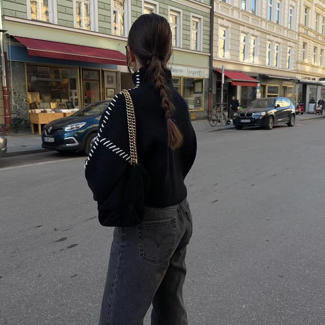 Damarnas stiliga stickade tröja med höga ärmar och dekorativ kontrastsöm Mirla-Eva Jonsson