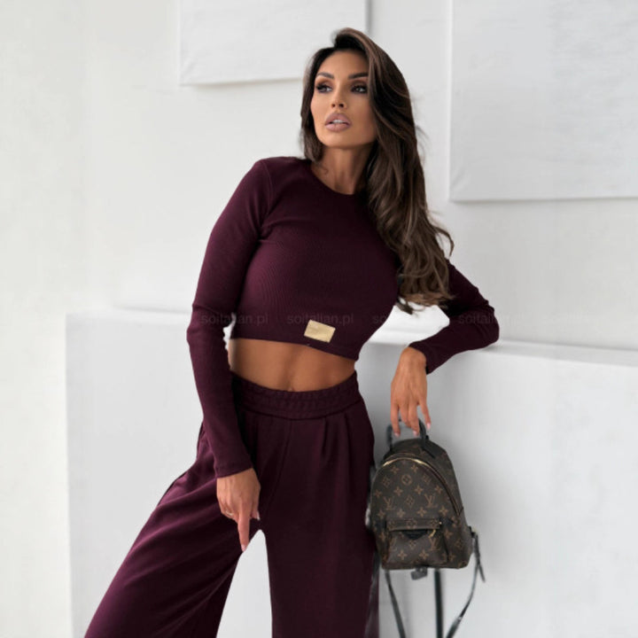 Damars bekväma set bestående av cropped topp och vida joggers Mirla-Eva Jonsson