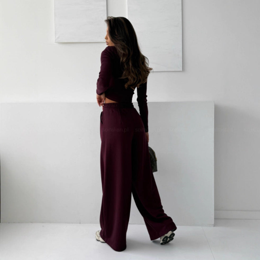 Damars bekväma set bestående av cropped topp och vida joggers Mirla-Eva Jonsson