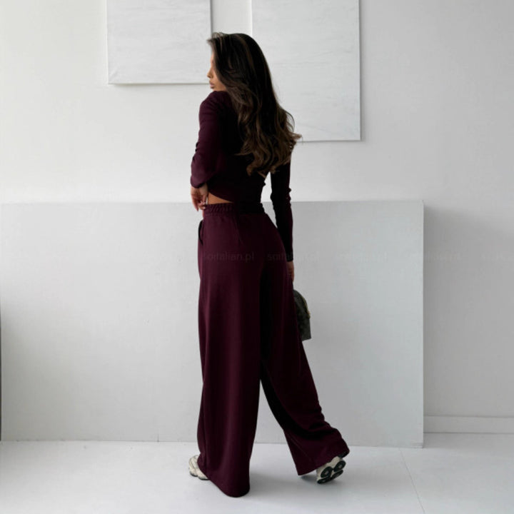 Damars bekväma set bestående av cropped topp och vida joggers Mirla-Eva Jonsson
