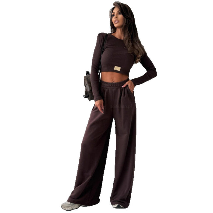 Damars bekväma set bestående av cropped topp och vida joggers Mirla-Eva Jonsson