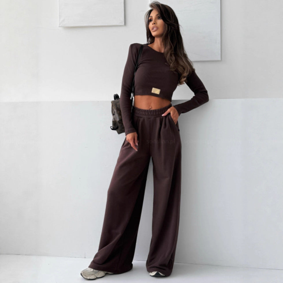 Damars bekväma set bestående av cropped topp och vida joggers Mirla-Eva Jonsson