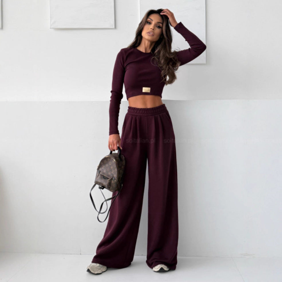 Damars bekväma set bestående av cropped topp och vida joggers Mirla-Eva Jonsson