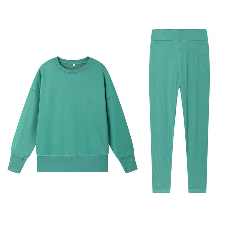 Damars mysiga sportset med lös sweatshirt och åtsittande leggings Mirla-Eva Jonsson