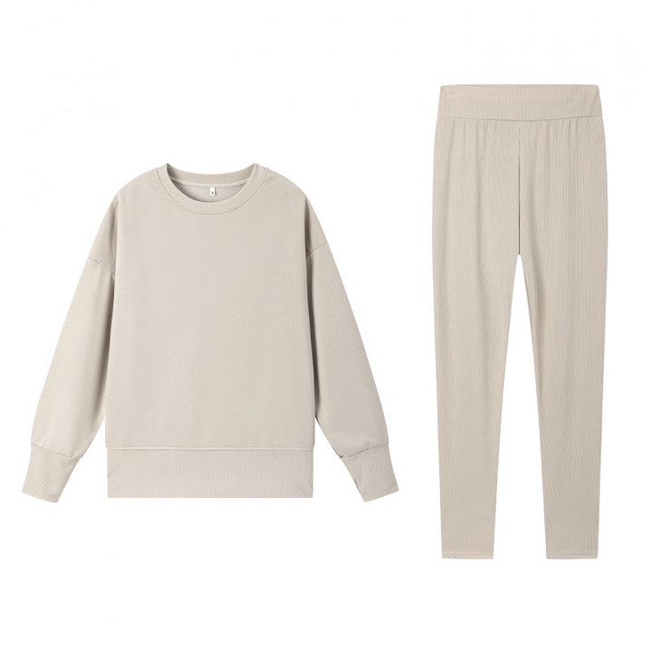 Damars mysiga sportset med lös sweatshirt och åtsittande leggings Mirla-Eva Jonsson