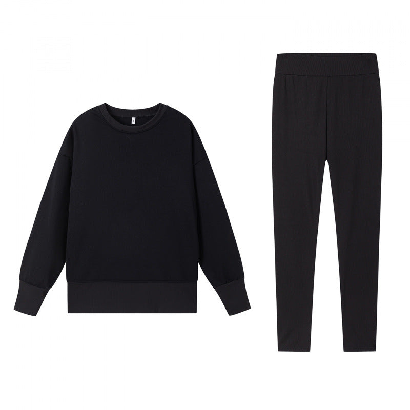 Damars mysiga sportset med lös sweatshirt och åtsittande leggings Mirla-Eva Jonsson