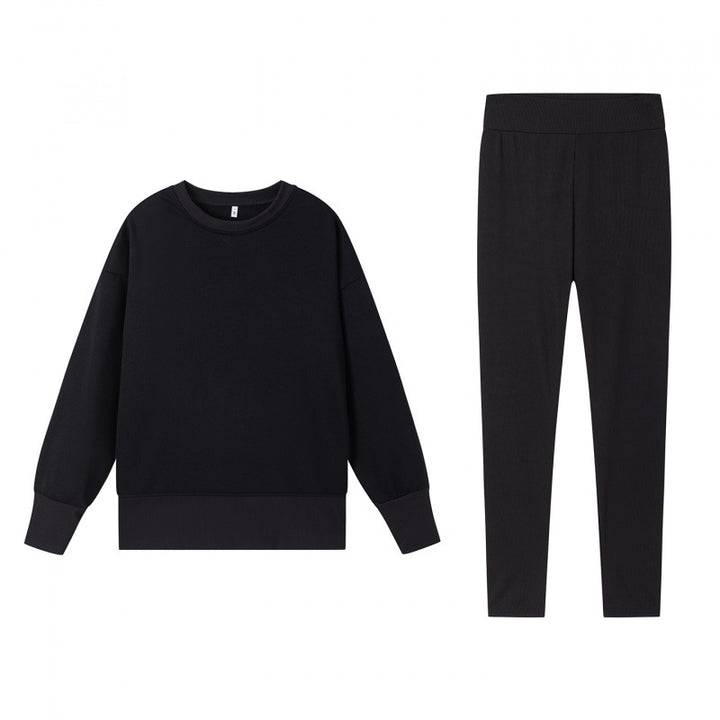 Damars mysiga sportset med lös sweatshirt och åtsittande leggings Mirla-Eva Jonsson