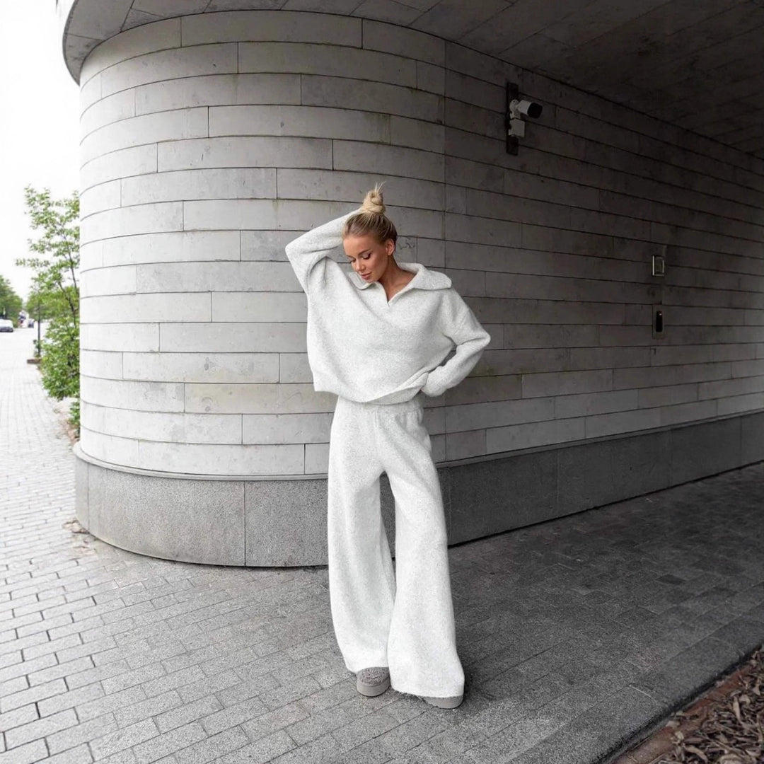 Damars mysiga stickade ensemble med kort tröja och vida byxor Mirla-Eva Jonsson