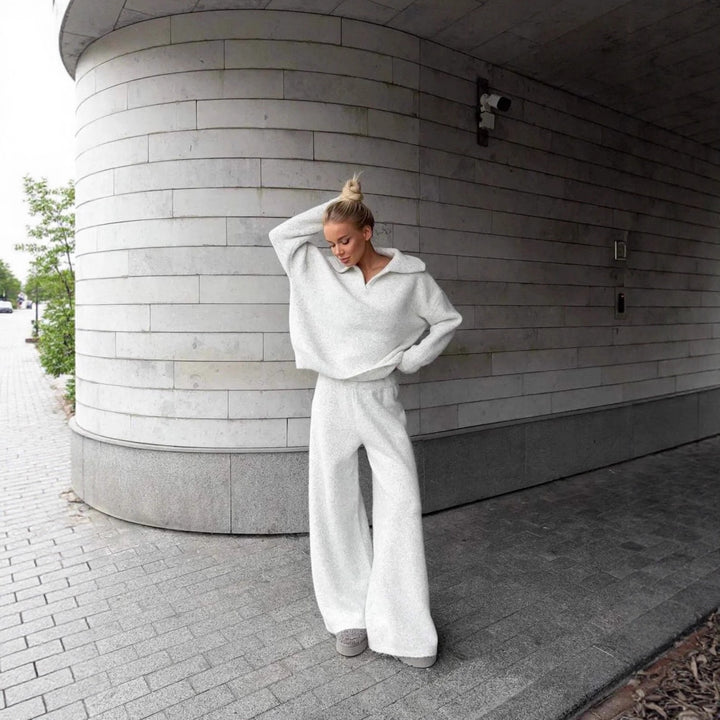 Damars mysiga stickade ensemble med kort tröja och vida byxor Mirla-Eva Jonsson