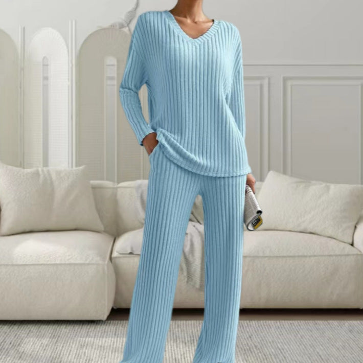 Dambland Strickanzug med moderiktig V-ringning och fint ribbdesign Eva Jonsson-Eva Jonsson
