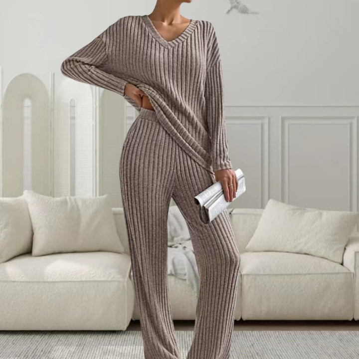 Dambland Strickanzug med moderiktig V-ringning och fint ribbdesign Eva Jonsson-Eva Jonsson