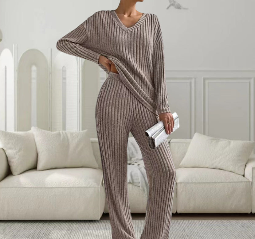 Dambland Strickanzug med moderiktig V-ringning och fint ribbdesign Eva Jonsson-Eva Jonsson