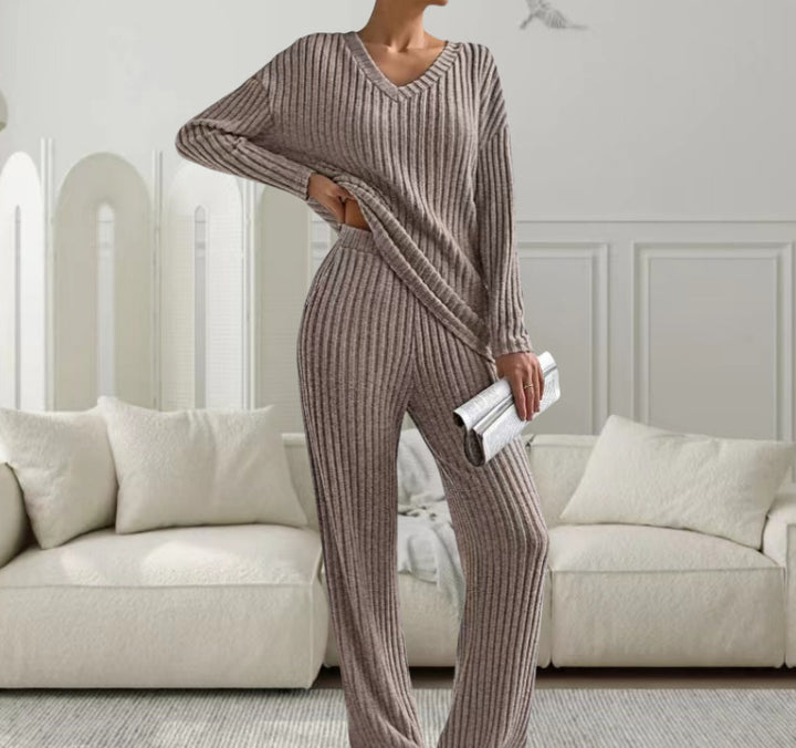 Dambland Strickanzug med moderiktig V-ringning och fint ribbdesign Eva Jonsson-Eva Jonsson