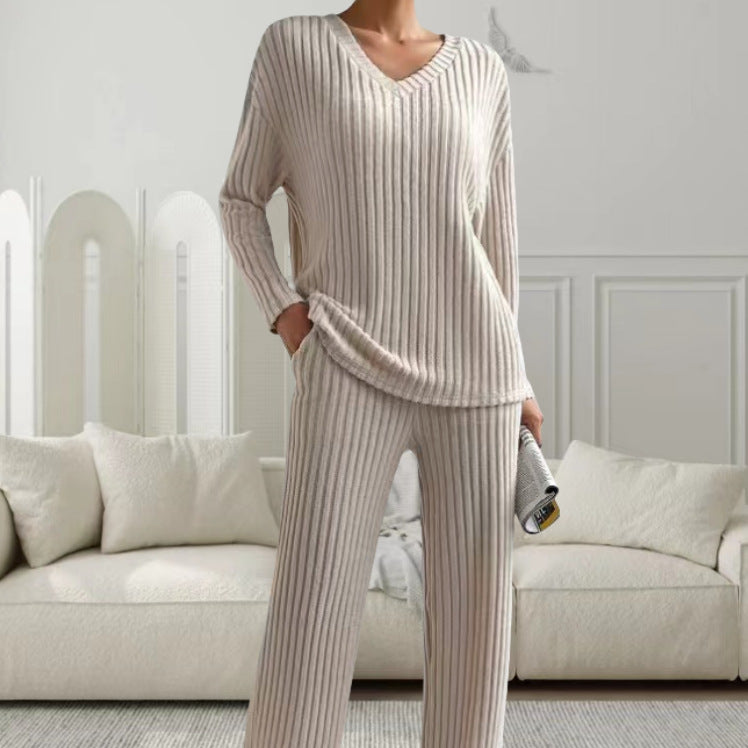 Dambland Strickanzug med moderiktig V-ringning och fint ribbdesign Eva Jonsson-Eva Jonsson