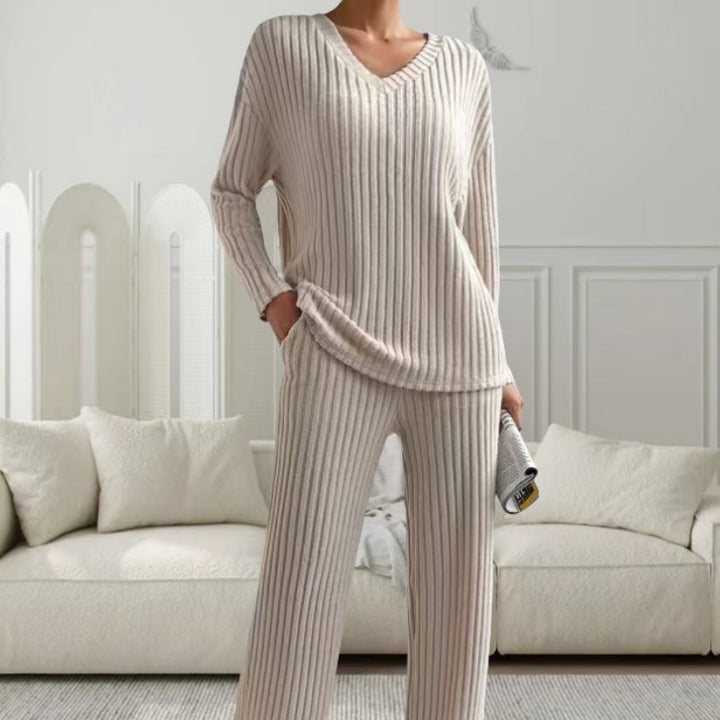 Dambland Strickanzug med moderiktig V-ringning och fint ribbdesign Eva Jonsson-Eva Jonsson
