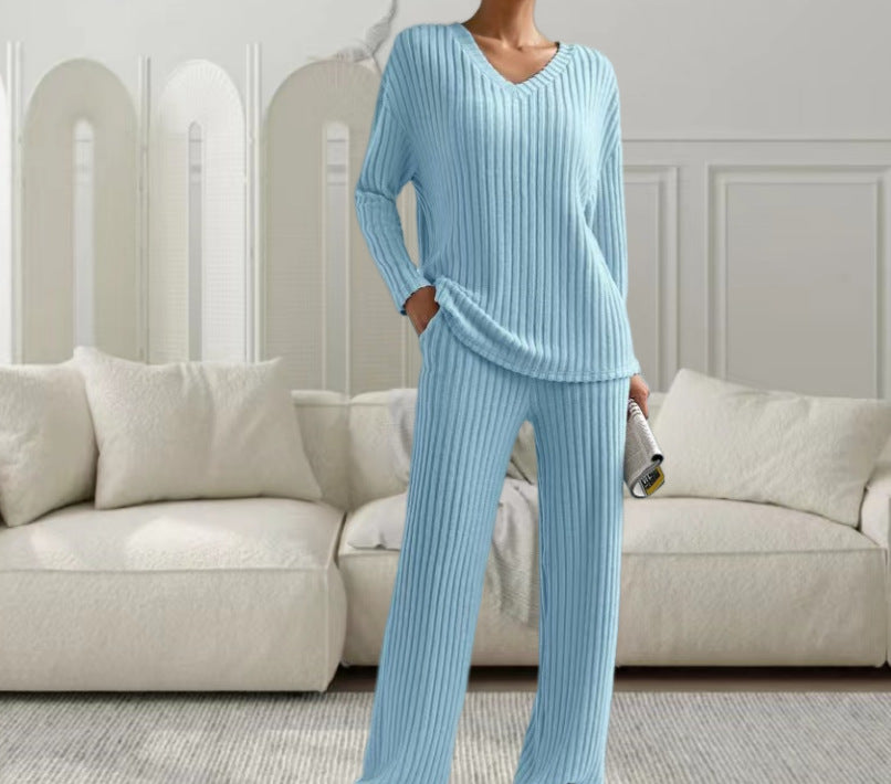 Dambland Strickanzug med moderiktig V-ringning och fint ribbdesign Eva Jonsson-Eva Jonsson