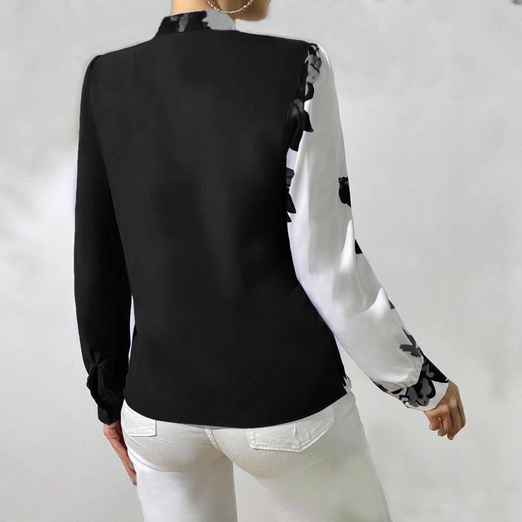 Damblus med Unikt Blommönster och Elegant V-Ringning Mirla-Eva Jonsson