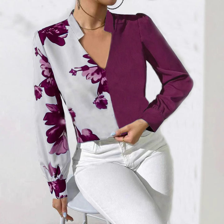 Damblus med Unikt Blommönster och Elegant V-Ringning Mirla-Eva Jonsson