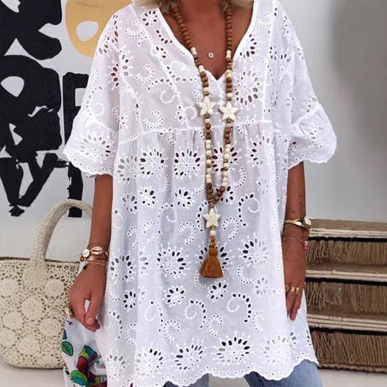 Damblus med blommiga broderier och vida ärmar Mirla-Eva Jonsson