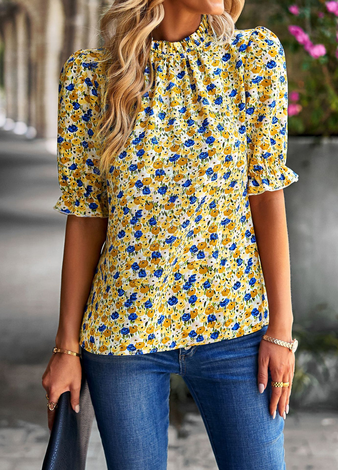Damblus med blommönster och moderna puffärmar Mirla-Eva Jonsson