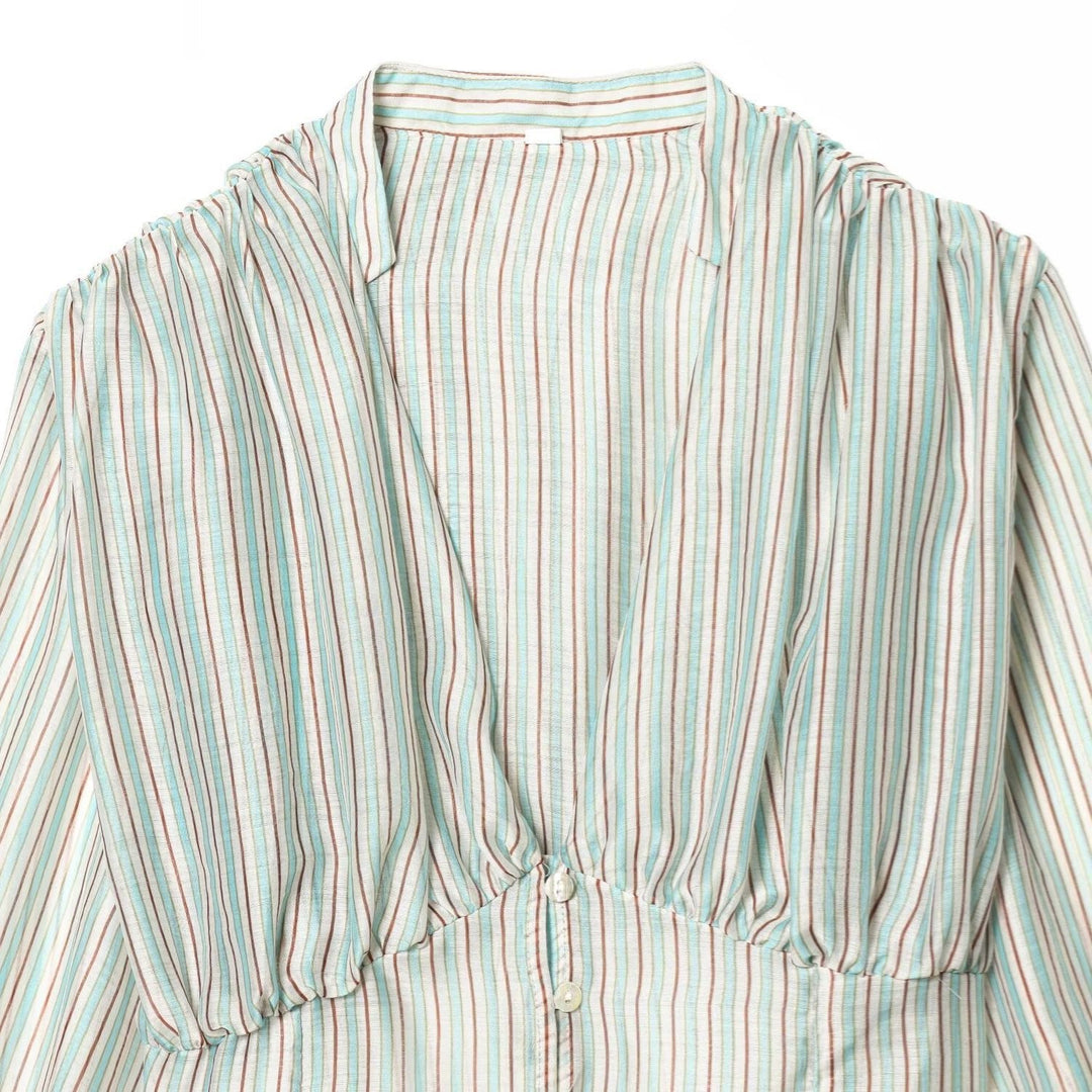 Damblus med djup V-ringning och eleganta volangdetaljer Mirla-Eva Jonsson