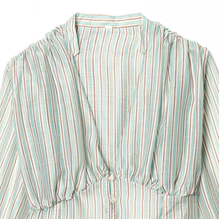 Damblus med djup V-ringning och eleganta volangdetaljer Mirla-Eva Jonsson