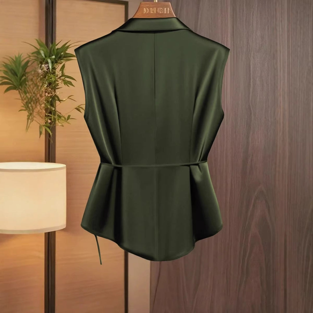 Damblus med elegant omslagseffekt och flytande satinfall Mirla-Eva Jonsson