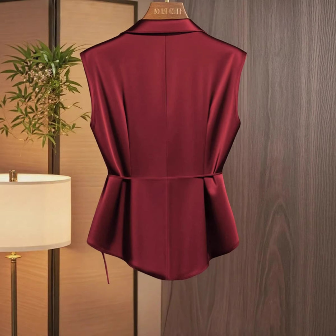 Damblus med elegant omslagseffekt och flytande satinfall Mirla-Eva Jonsson