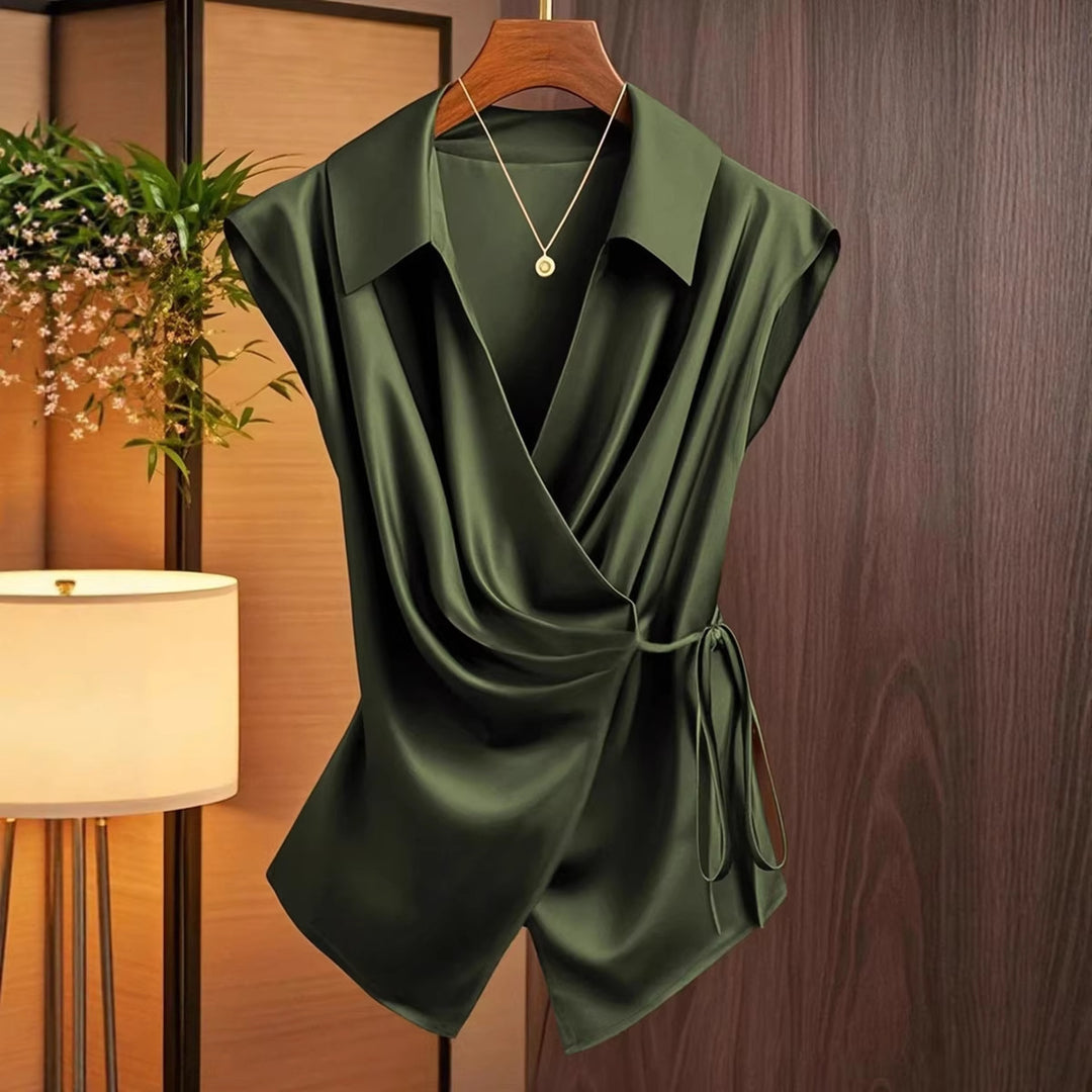 Damblus med elegant omslagseffekt och flytande satinfall Mirla-Eva Jonsson
