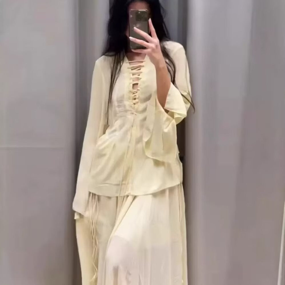 Damblus med elegant snörningsdetalj och vida ärmar Mirla-Eva Jonsson